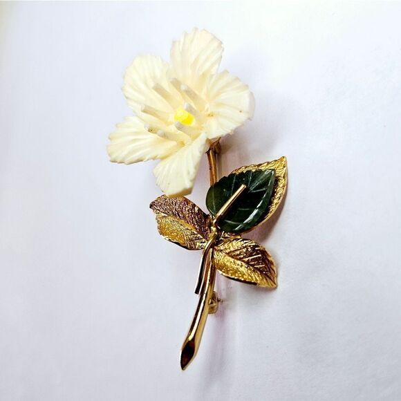 Vintage Wells Signed 14K Gold Filled Textured Cream Celluloid Flower Brooch Pin - Picture 5 of 10